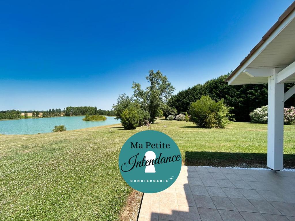 PréchacVilla Sheila - Au bord de l'eau avec piscine的湖面庭院前的标志