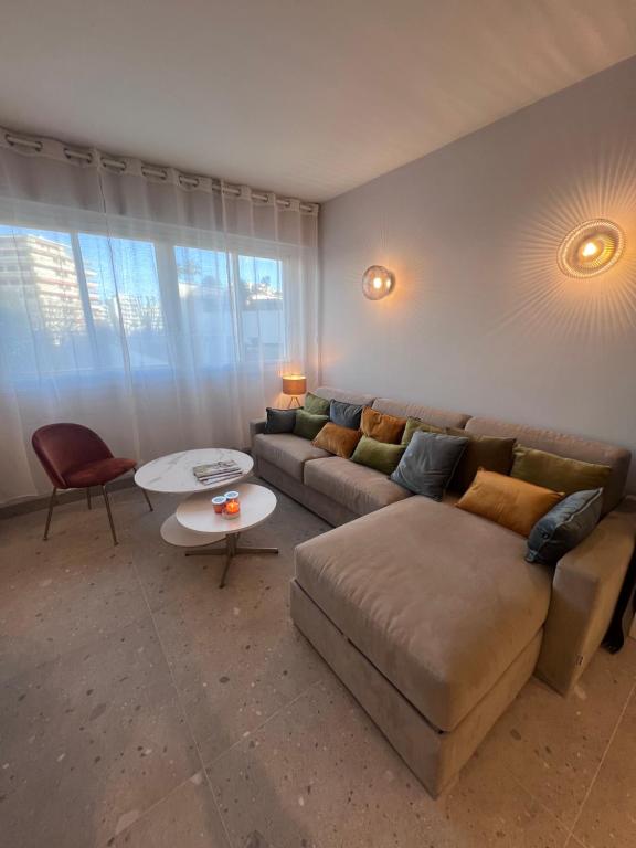 un salon avec un canapé et une table dans l'établissement Studio Apartment - Close to Croisette & Martinez, à Cannes