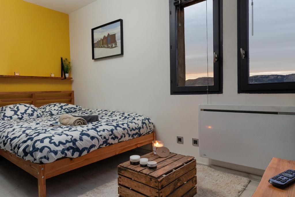 une chambre avec un lit, une table et des fenêtres dans l'établissement Unique Studio - Rhone & Mountains Panoramic View, à Valence