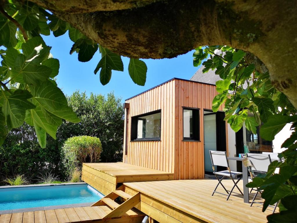 una casetta con terrazza e piscina di Proche des plages, piscine extérieure a Camaret-sur-Mer