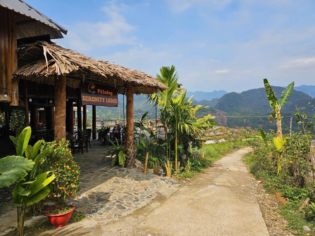 ein Gebäude mit einem Restaurant mit Meerblick in der Unterkunft Pu Luong Serenity Lodge in Pu Luong