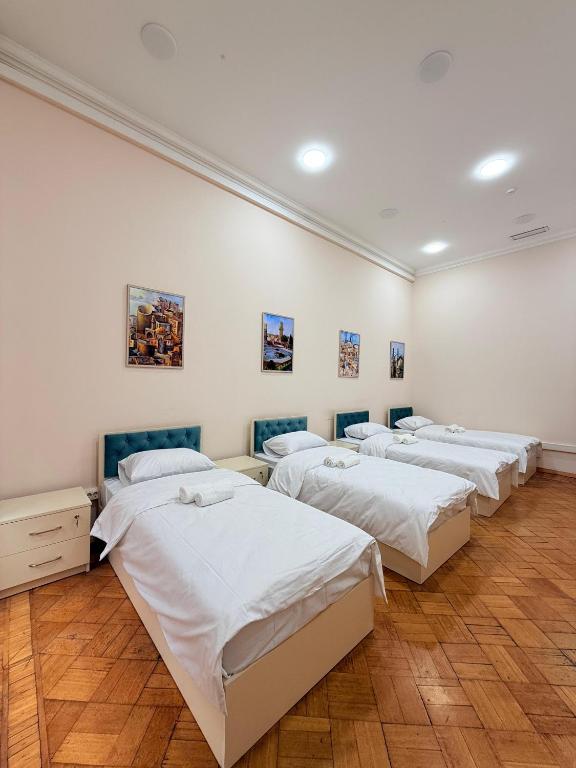 Postel nebo postele na pokoji v ubytování ALARA Inn HOSTEL & HOTEL