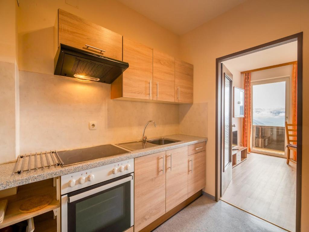 Kuchyňa alebo kuchynka v ubytovaní Cozy Apartment in Afritz am See near Gerlitzen Ski Area