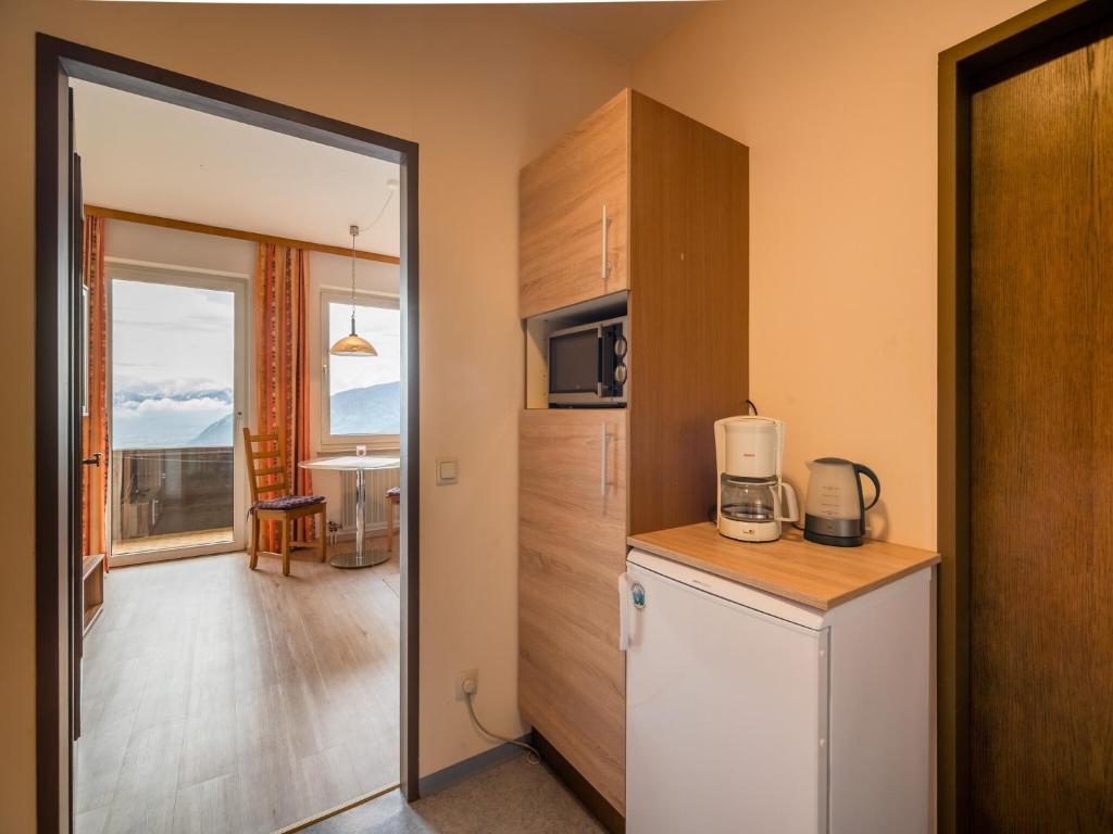 Kuchyňa alebo kuchynka v ubytovaní Cozy Apartment in Afritz am See near Gerlitzen Ski Area