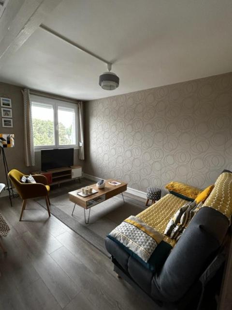 un salon avec un canapé et une télévision dans l'établissement Pine 5, à Quend-Plage