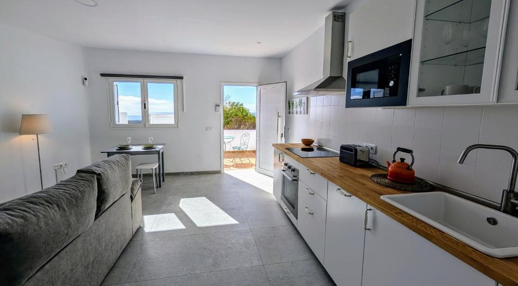 Dapur atau dapur kecil di Casa Sol Tu refugio de relax en Lanzarote