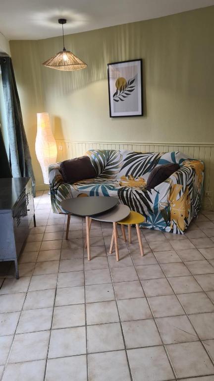 un salon avec un canapé et une table dans l'établissement Le Mathurin - deux pièces à deux pas de l'éléphant, à Nantes