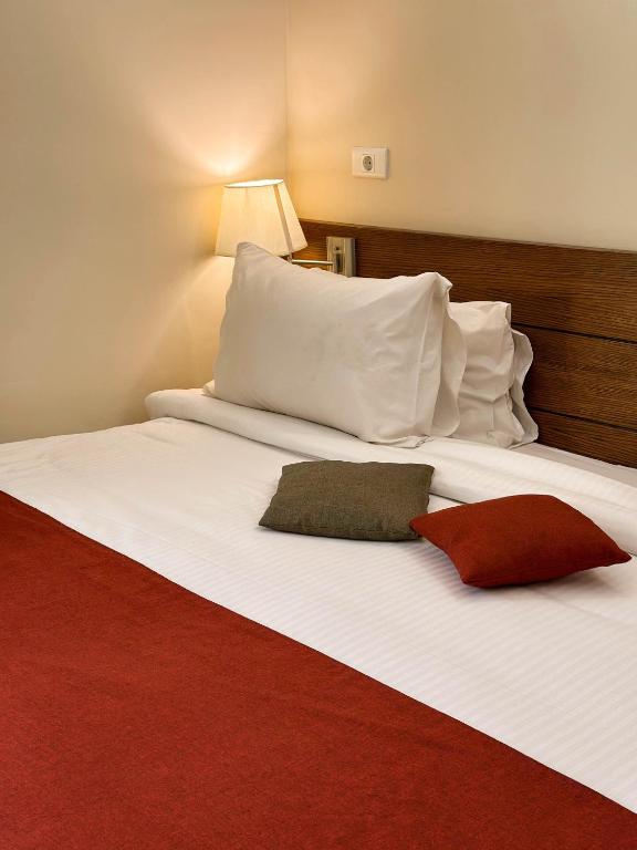 Postel nebo postele na pokoji v ubytování Cosmopolitan Hotel