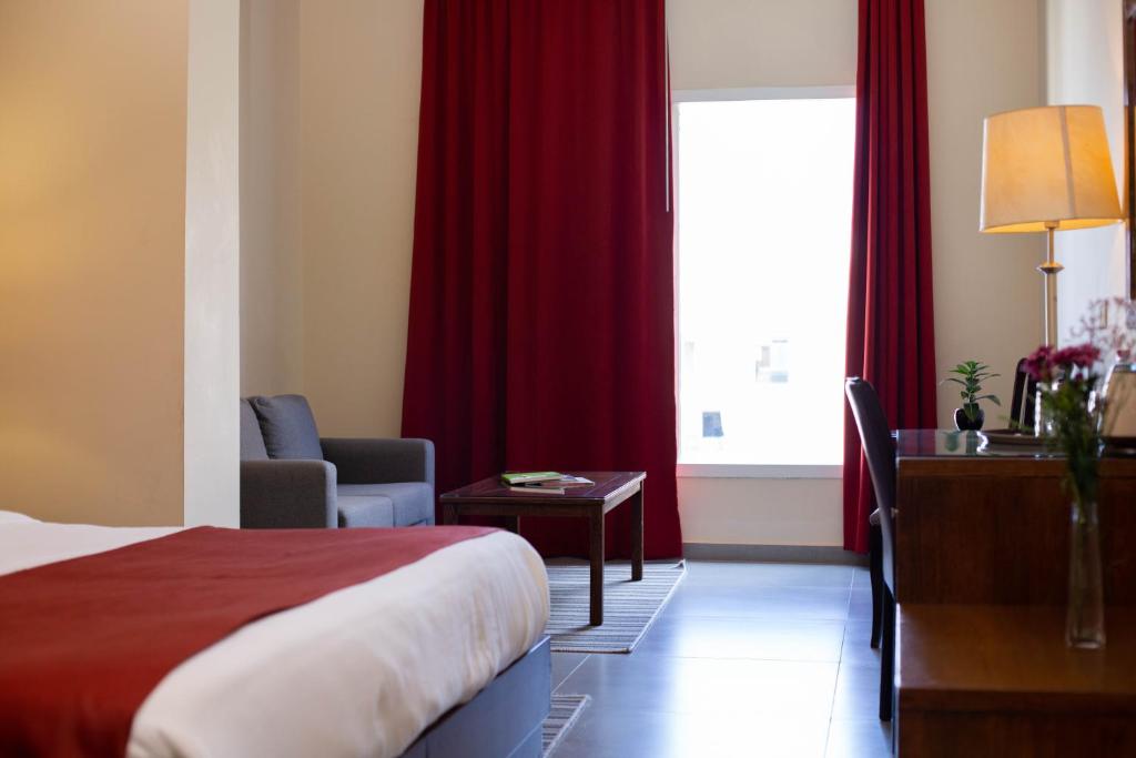 Postel nebo postele na pokoji v ubytování Cosmopolitan Hotel