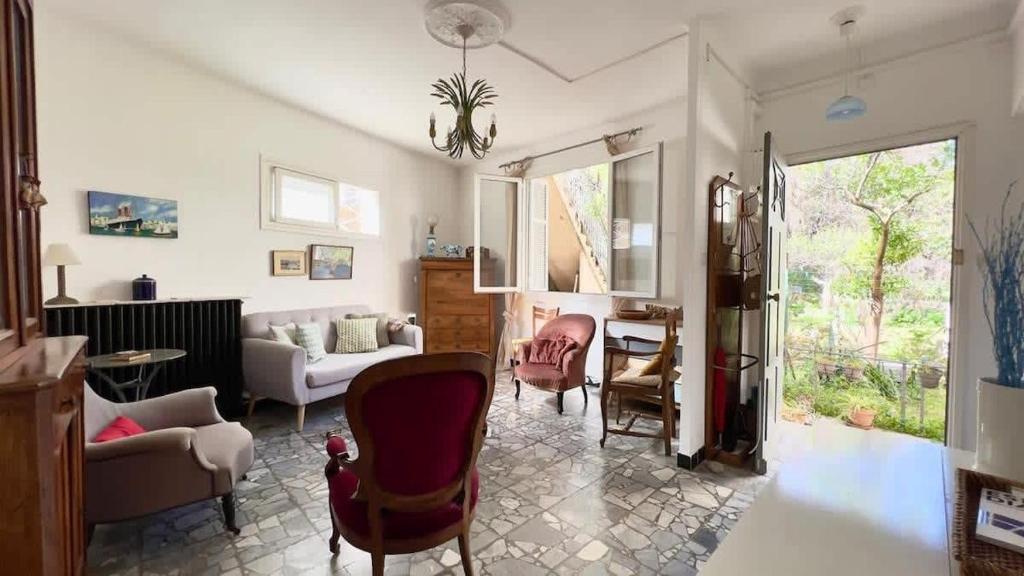 un salon avec un canapé et une chaise dans l'établissement Casamea - Spacieux, Famille, Hyper-centre, à Ajaccio