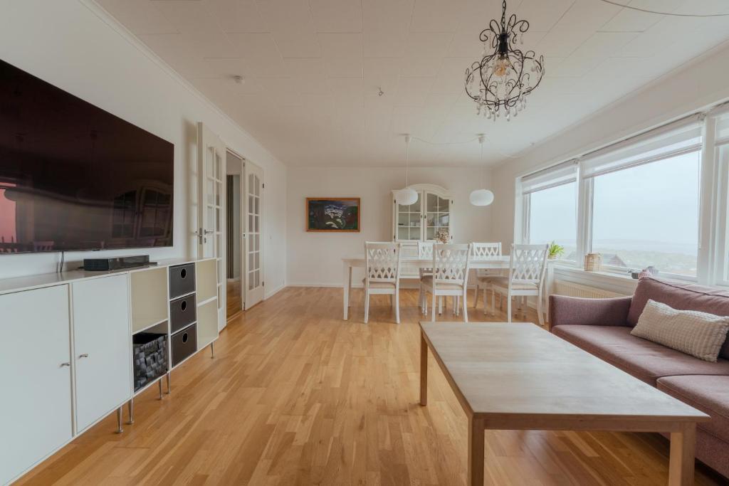 Spacious 3BR Apt - Parking - Near City Center
