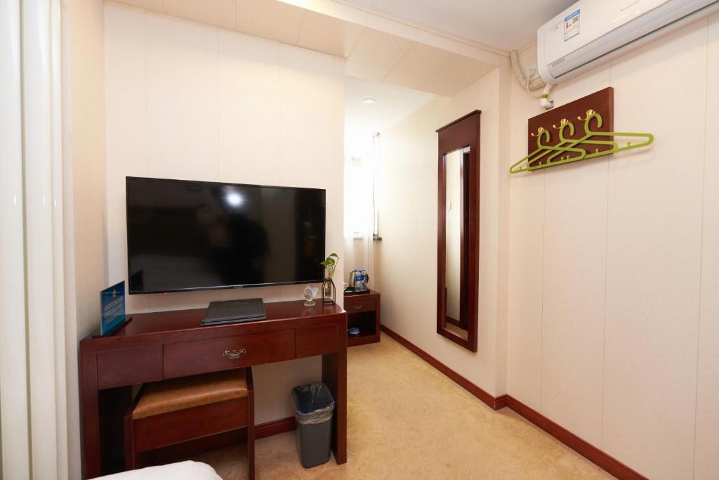 TV a/nebo společenská místnost v ubytování Yiju Hotel Beijing South Railway Station Muxiyuan Branch