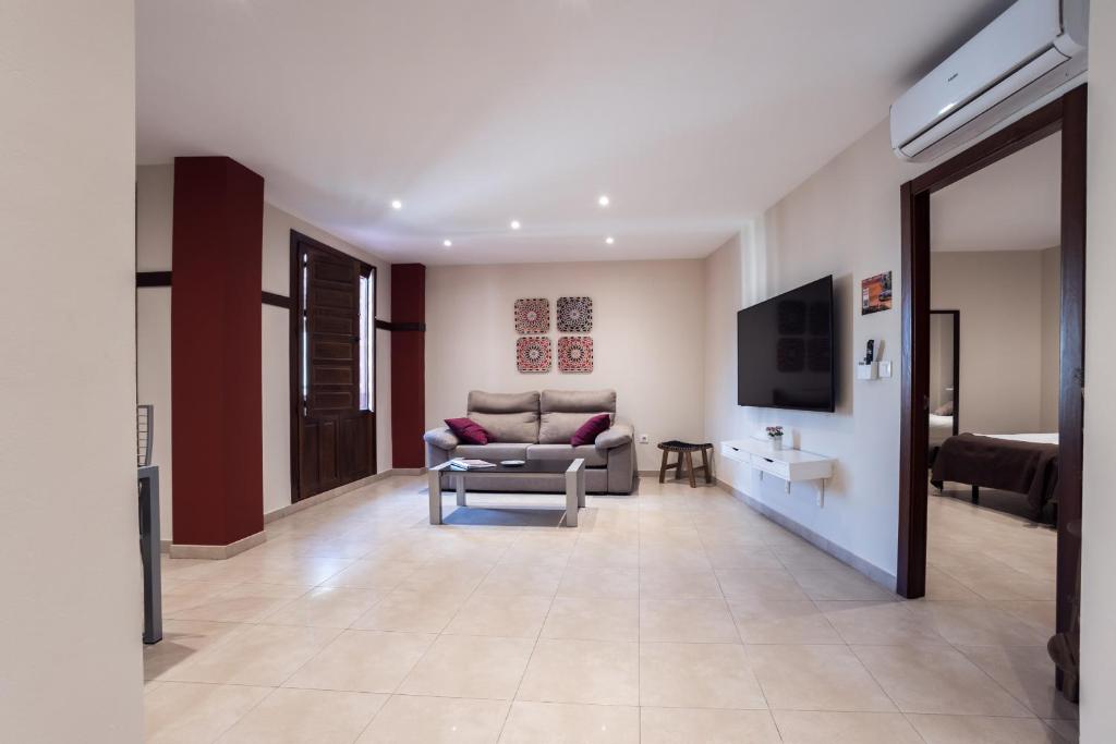 Televízia a/alebo spoločenská miestnosť v ubytovaní Apartamentos Reyes Católicos