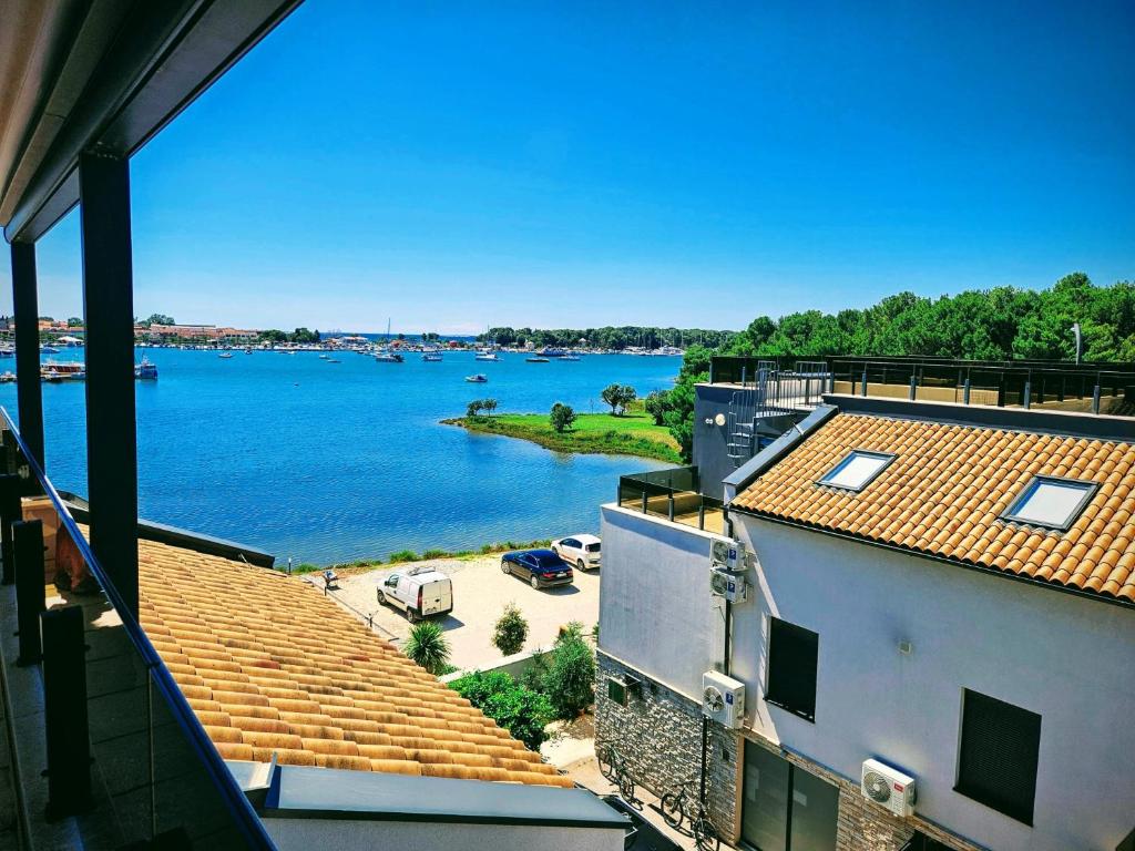 widok na rzekę z budynku w obiekcie Apartman Viola Vižula w Medulinie