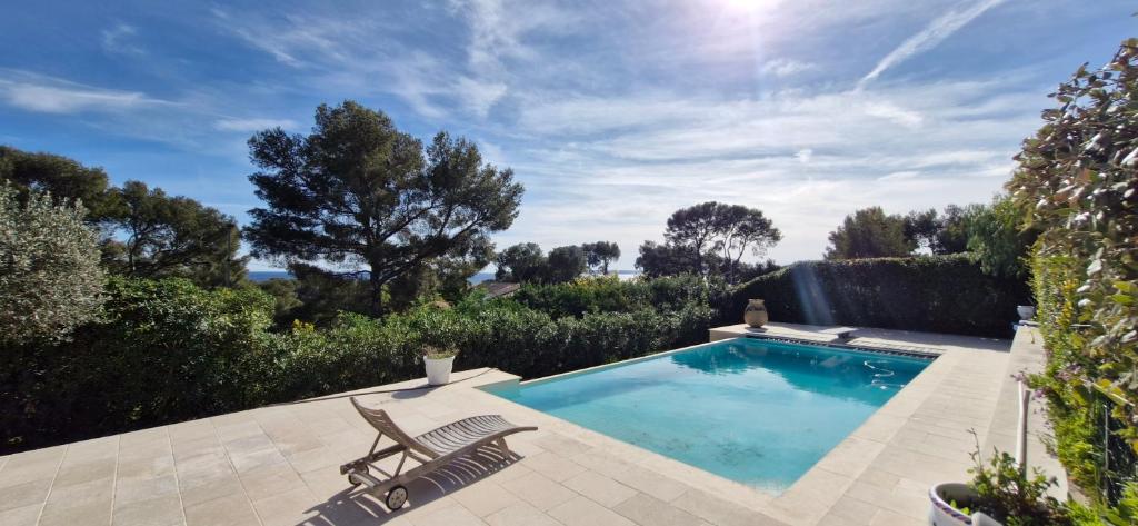 - une piscine avec 2 chaises longues à côté dans l'établissement L'Horizon D'Azur, à Roquebrune-sur Argens