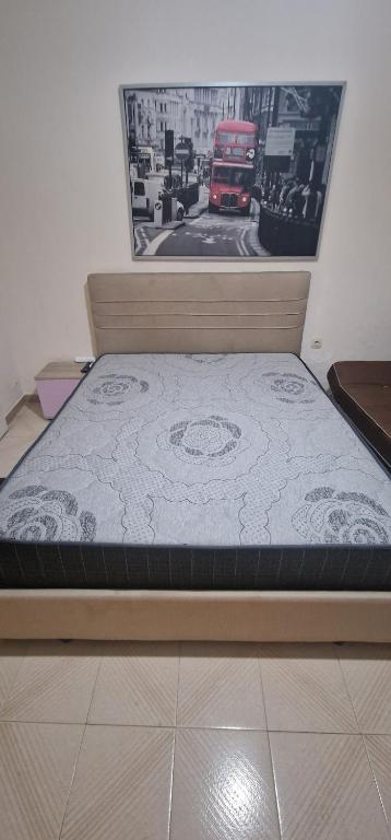Postel nebo postele na pokoji v ubytování HOME away from home_3BR at Maniatika_14min walk to the port