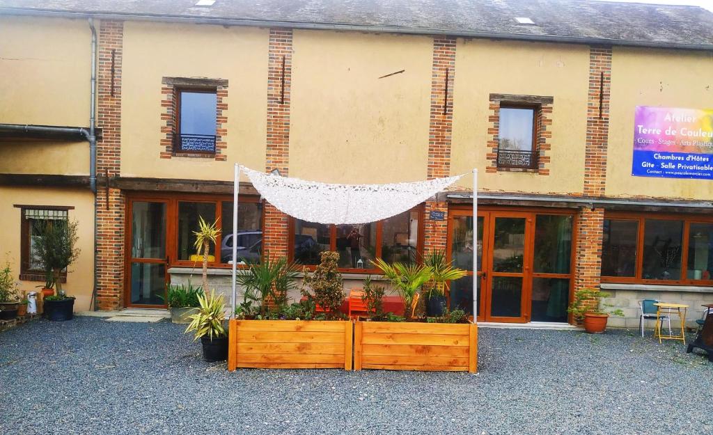 un bâtiment avec un filet devant lui dans l'établissement Atelier, à La Selle-sur-le-Bied