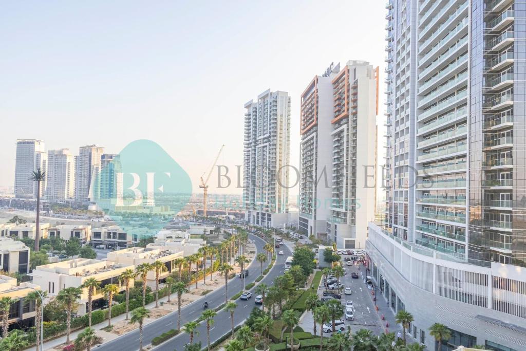 una ciudad con edificios altos y una calle con coches en Bloomfields Stu In Carson, en Dubai Marina