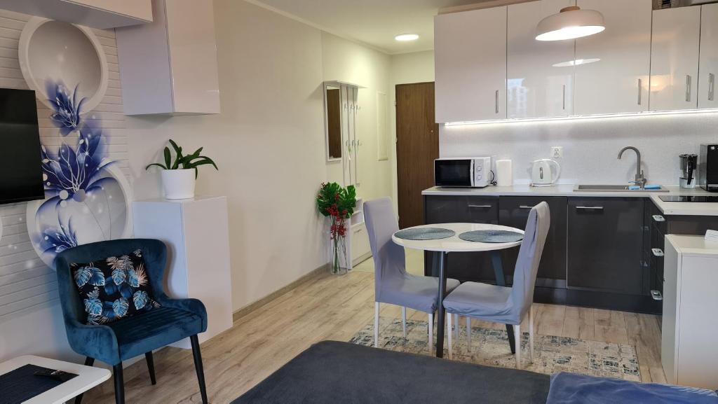 Kuchyňa alebo kuchynka v ubytovaní Apartament Wyszyńskiego 10