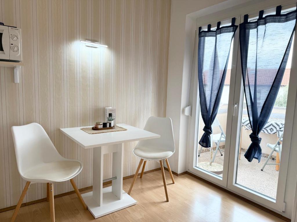 Apartments Antic - Studio Apartment With Balcony