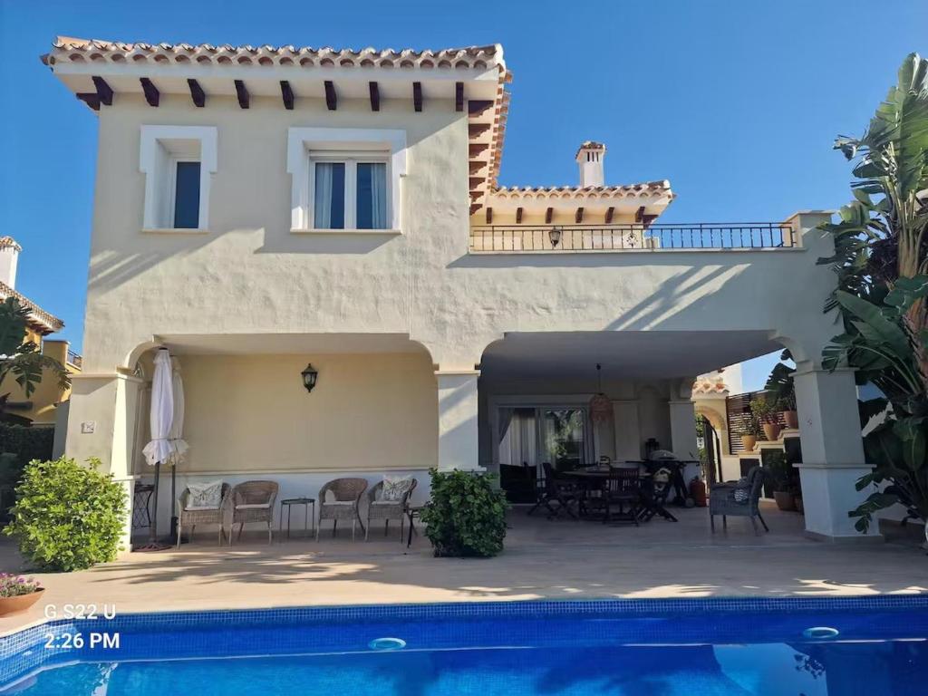 eine Villa mit Swimmingpool und ein Haus in der Unterkunft Luxury Villa with Stunning Views in Torre-Pacheco in Torre-Pacheco