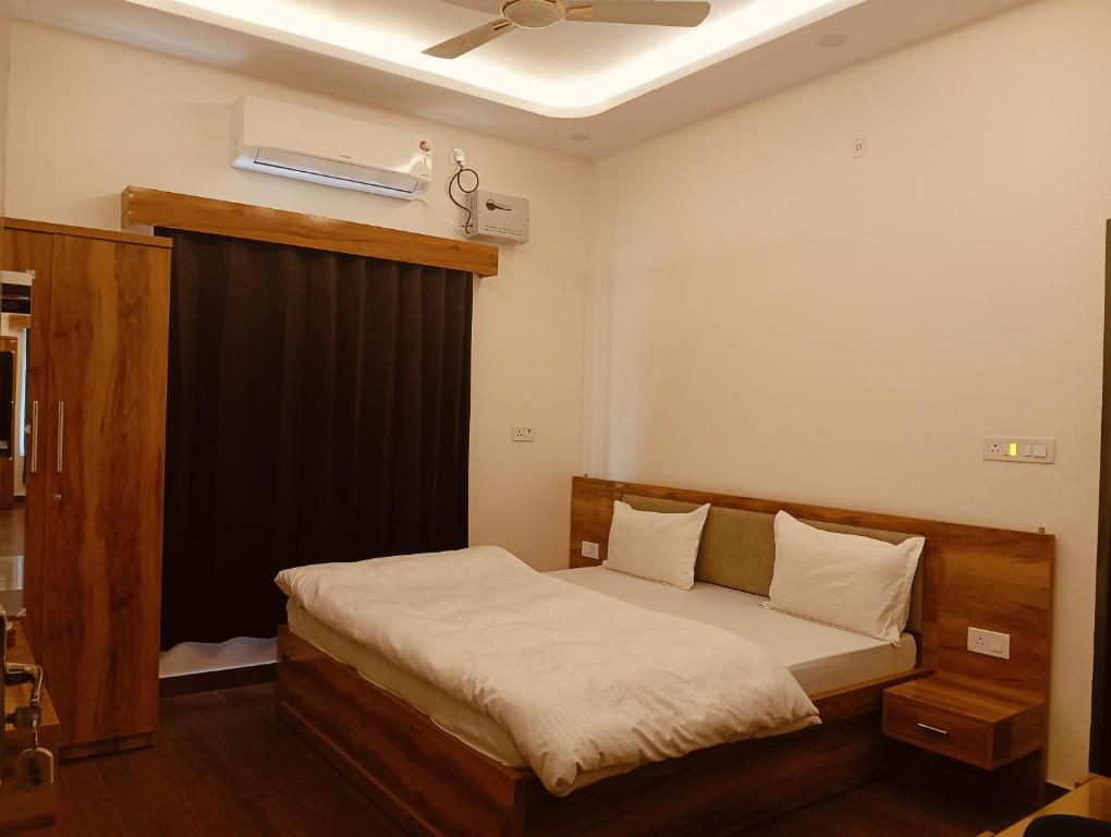 Postel nebo postele na pokoji v ubytování Aaraadhy Shree palace, Ayodhya