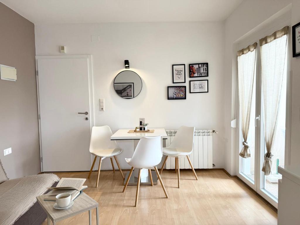 Apartments Antic - Apartment With Balcony