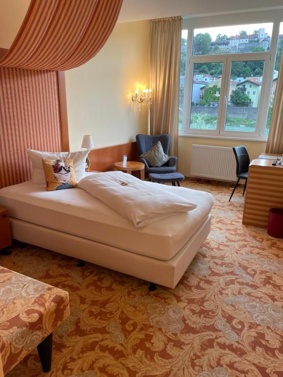 Postel nebo postele na pokoji v ubytování Hotel Burgblick