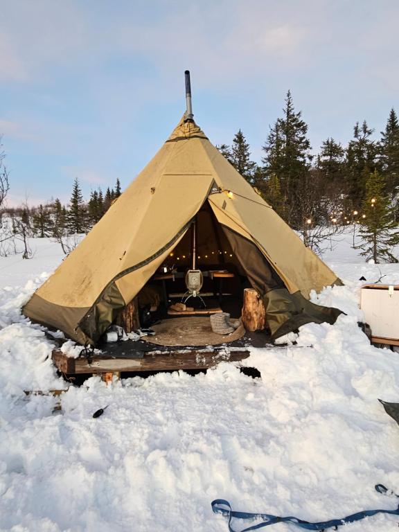Tipi Mountain Camp v zimě