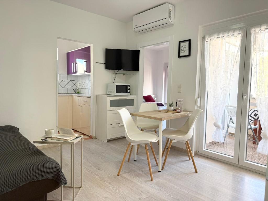 Apartments Antic - Apartment With Balcony