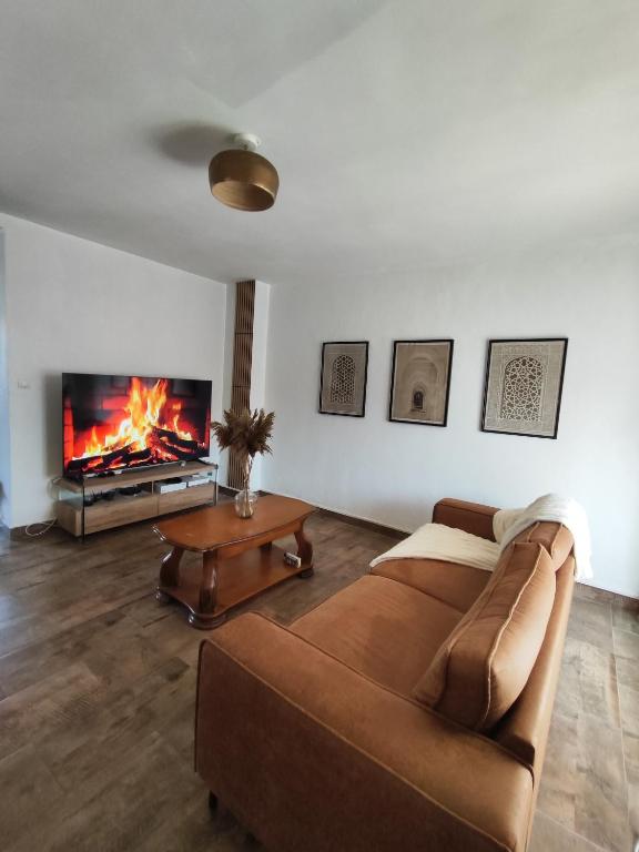 un salon avec un canapé et une cheminée dans l'établissement Avignonnaise escape, à Avignon