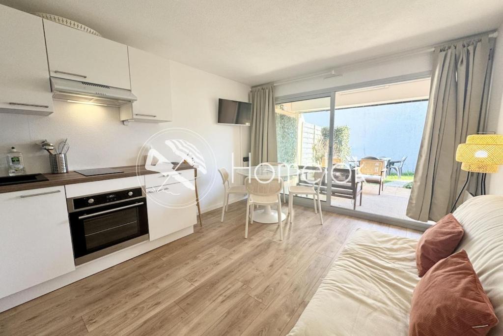 Kuchyň nebo kuchyňský kout v ubytování Lovely T2 - Terrasse & jardin - 50m des plages