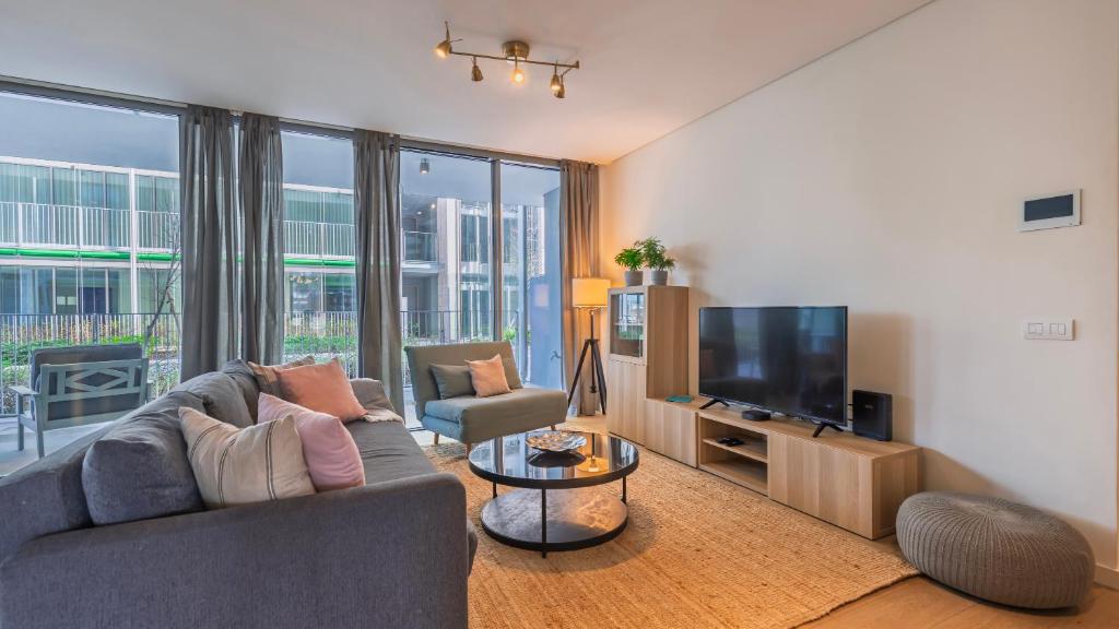 Modern 2BDR Apartment with Garage by LovelyStay