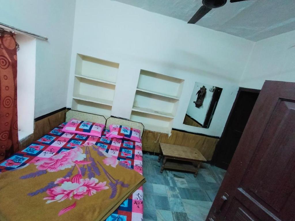 Postel nebo postele na pokoji v ubytování Priya guest house pushkar
