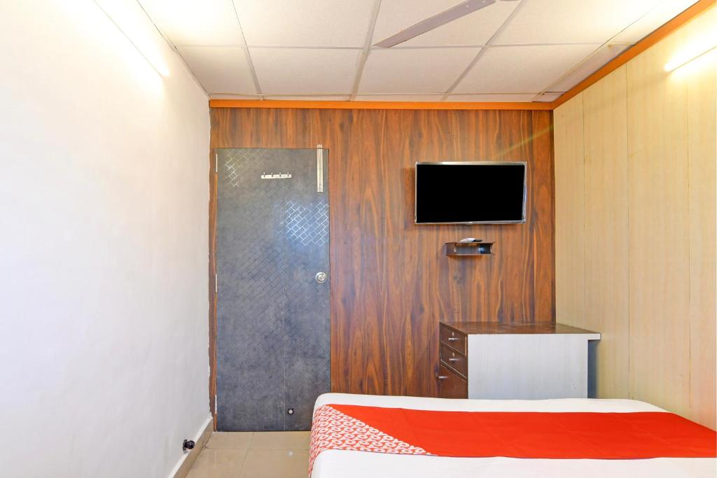 TV a/nebo společenská místnost v ubytování Hotel O Jalan Regency