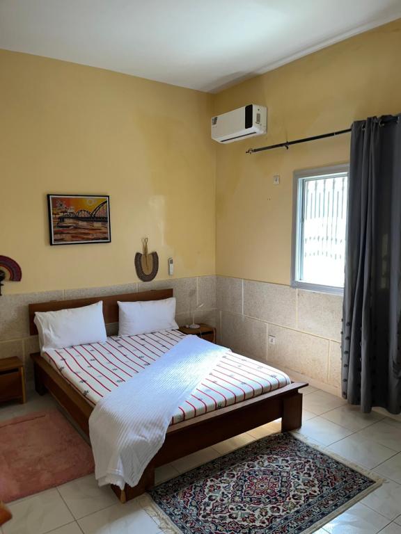 サン・ルイにあるChez salyのベッドと窓のある寝室