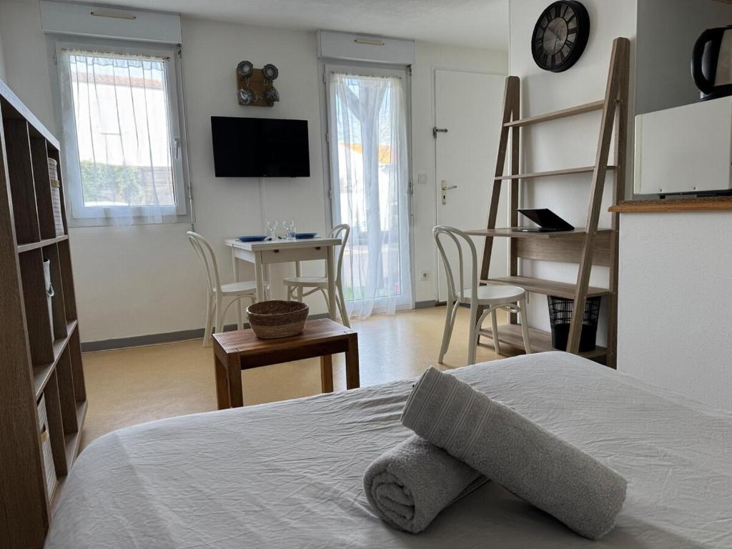 une chambre avec un lit et un salon dans l'établissement ღ Le Funny - Studio Proche Plage & Parking gratuit, à La Rochelle