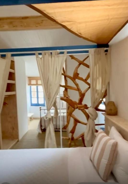 Posteľ alebo postele v izbe v ubytovaní Gîtes La Maison près de la fontaine et La Cabane du Pêcheur