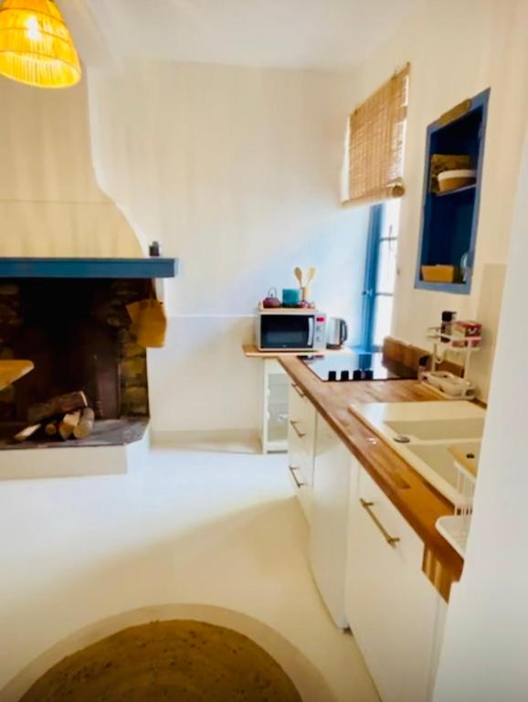 Kuchyňa alebo kuchynka v ubytovaní Gîtes La Maison près de la fontaine et La Cabane du Pêcheur