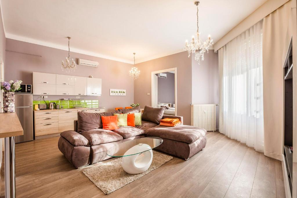 ブダペストにあるTwo Couples Apartmentのリビングルーム(ソファ、テーブル付)