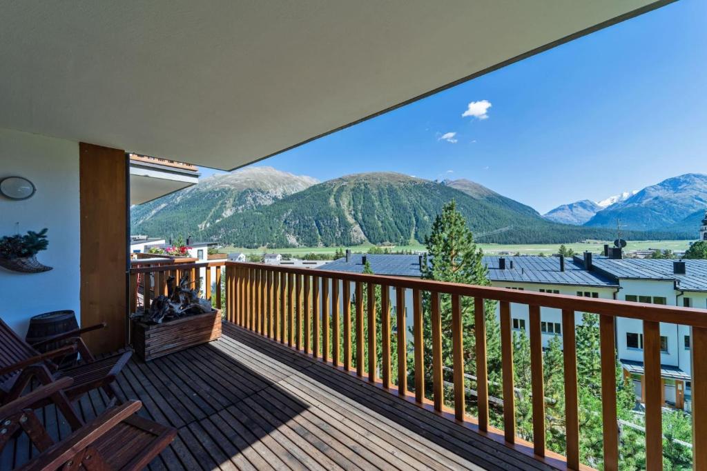 un balcone con vista sulle montagne di Chesa Sur Puoz 15 - Samedan a Samedan