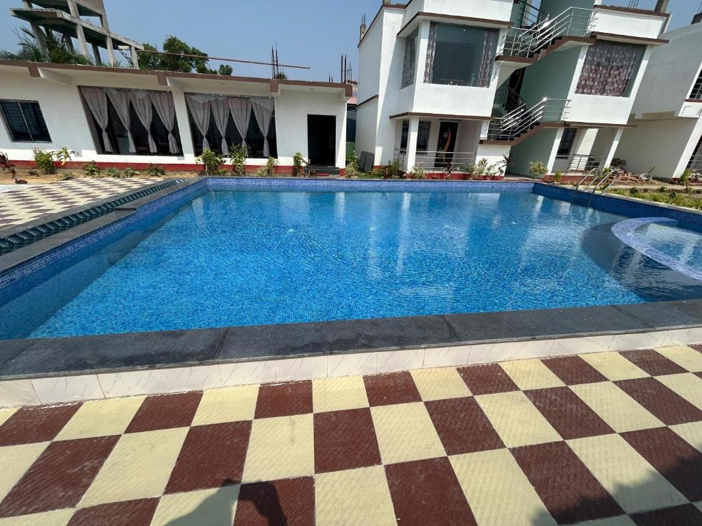 una piscina frente a un edificio en Prantik Hotel And Resorts, en Tajpur