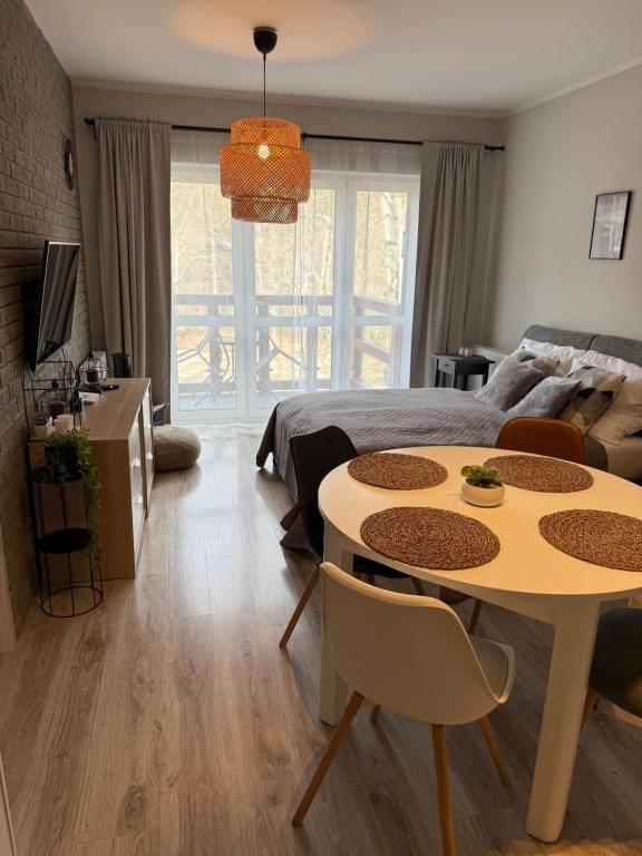 TV a/nebo společenská místnost v ubytování Piękne miejsca przy deptaku Mountain Aparts