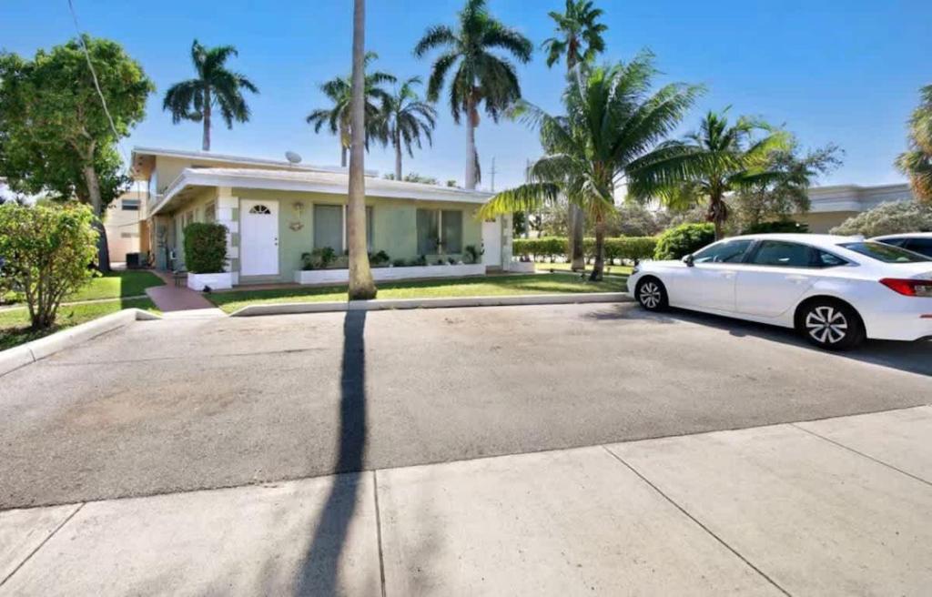 een witte auto geparkeerd voor een huis bij BEACH Zen Oasis-walk 2 beaches in Deerfield Beach