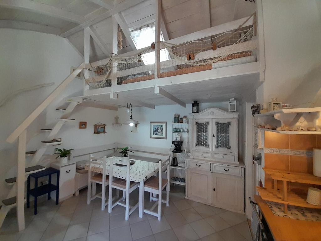 Kuchyň nebo kuchyňský kout v ubytování Sea side house for two in a wilderness