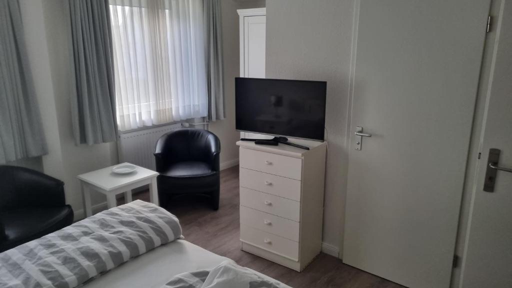 TV a/nebo společenská místnost v ubytování Hotel-Cafe-Lindow