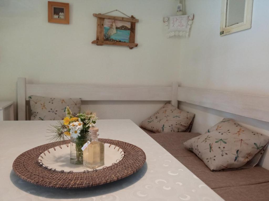 Posezení v ubytování Sea side house for two in a wilderness