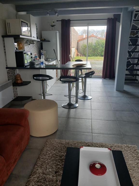 un salon avec une table et quelques chaises dans l'établissement Dorian, à Pornic