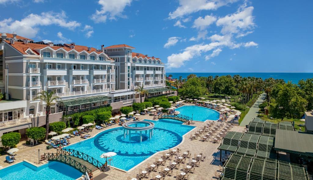 Bazén v ubytování Trendy Aspendos Beach Hotel nebo v jeho okolí