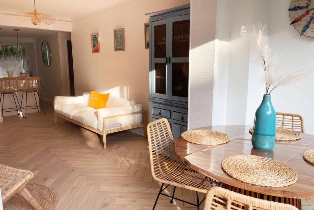 une salle à manger avec une table, des chaises et un canapé dans l'établissement Charme Collioure Wi-Fi Parking, à Collioure